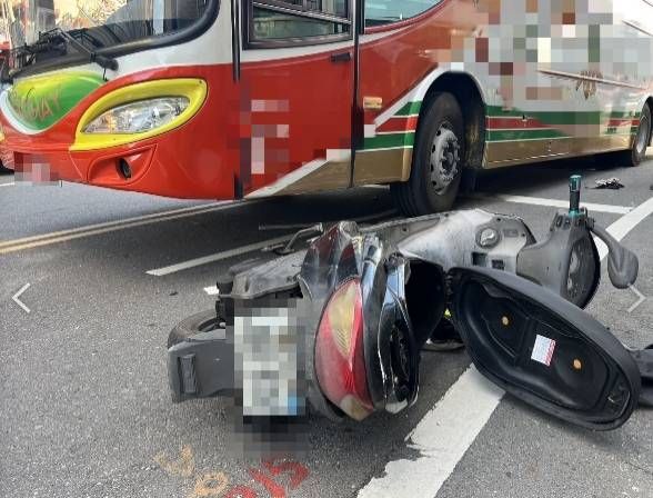 ▲騎士捲入校車車底，消防救護人員緊急搶救脫困送醫。（圖／民眾提供）
