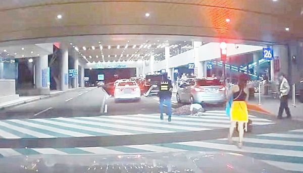 ▲一名許姓男子6月5日晚間在桃機違法招攬外籍乘客，航警攔查時竟闖紅燈逃逸，左後車門未關且闖紅燈逃逸，女乘客被甩飛驚險一幕。（資料照／翻攝自臉書《記者爆料網》）。