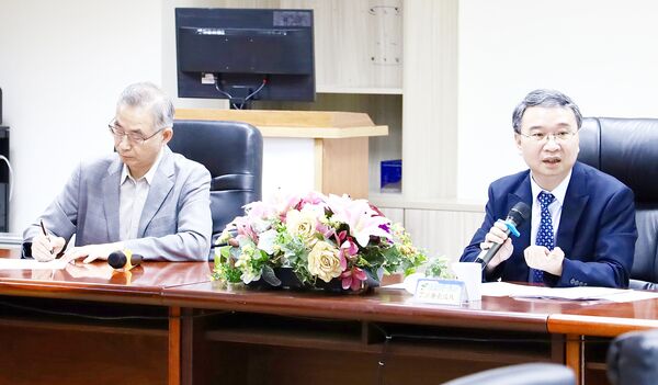 ▲航警局局長廖恆裕（左）昨天拜會行政執行署桃園分署分署長丁俊成（右），共商防治對策。（圖／桃園分署提供）