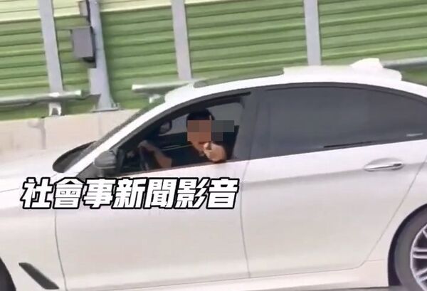 ▲▼1名男子行駛在台74線，蛇行逼車還亮出開山刀咆哮。（圖／翻自社會事新聞影音，下同）