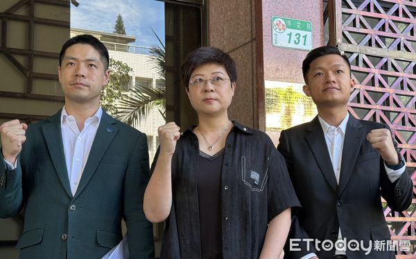 ▲▼林志潔(中)與罷免案領銜人戴振博(右)、律師陳又新(左)到北檢告發立委鄭正鈐接受中資等罪。（圖／記者劉昌松攝）