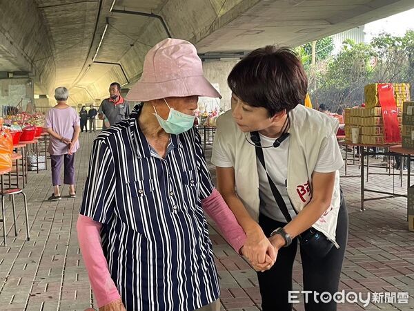 ▲立委陳亭妃與7位台南市議員共同召開記者會，呼籲補上敬老交通制度缺口，納入計程車點數補貼。（記者林東良翻攝）