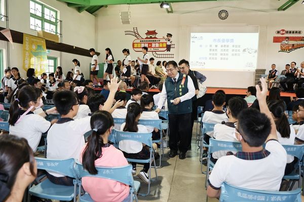 黃偉哲出席國中小畢業典禮獨特的互動風格 網友笑稱：像在跨年也像在餵魚！（圖／台南市政府提供）