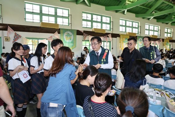 黃偉哲出席國中小畢業典禮獨特的互動風格 網友笑稱：像在跨年也像在餵魚！（圖／台南市政府提供）