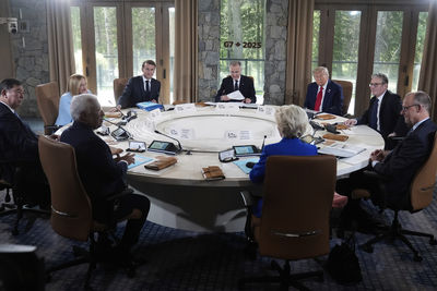 G7漏網畫面！馬克宏湊近講悄悄話　義總理一聽「大翻白眼」
