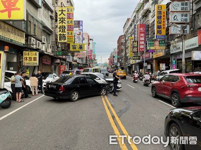 中壢68歲婦右轉逆撞！喊：我剎車失靈　車頭爛毀現場畫面曝