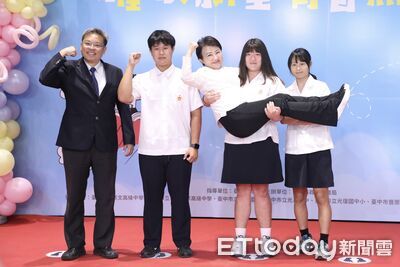 超猛畢業生!女學生「公主抱」盧秀燕 全場嗨翻