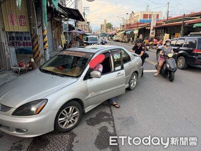 自小客拋錨路中央遇交通尖峰　內埔警「出手」協助