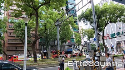 北市女坐9樓外牆　警消溫情喊話勸回送醫治療