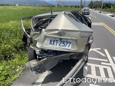 路口不減速！三星鄉2車碰撞3人傷　車子「擠成鐵球」畫面曝