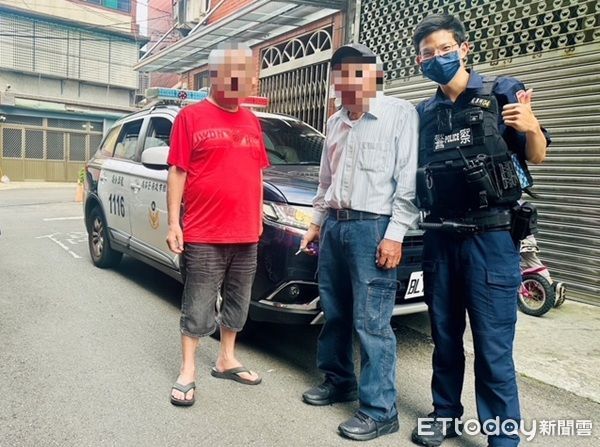 ▲▼員警趨前關心並將載送返家。（圖／龍潭警分局提供）