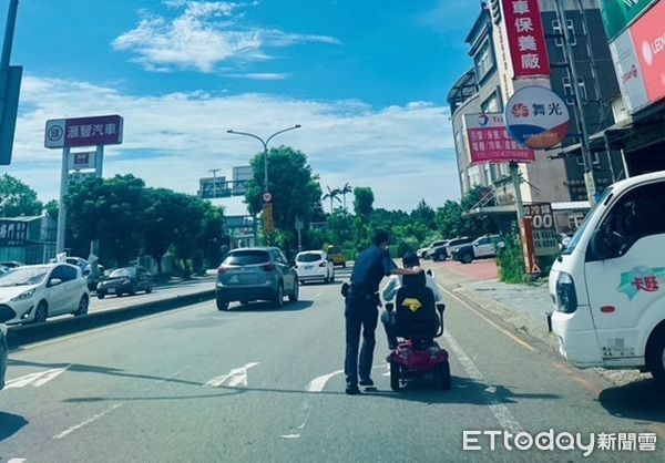 ▲▼員警趨前關心並將載送返家。（圖／龍潭警分局提供）