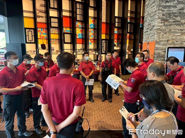 ▲台南市消防局第七大隊前往「老爺行旅」實地踏勘，模擬火災應變與人員疏散動線。（記者林東良翻攝，下同）