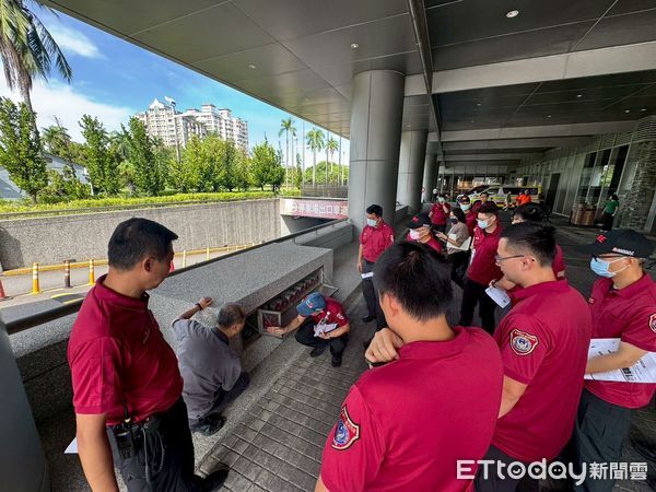 ▲台南市消防局第七大隊前往「老爺行旅」實地踏勘，模擬火災應變與人員疏散動線。（記者林東良翻攝，下同）