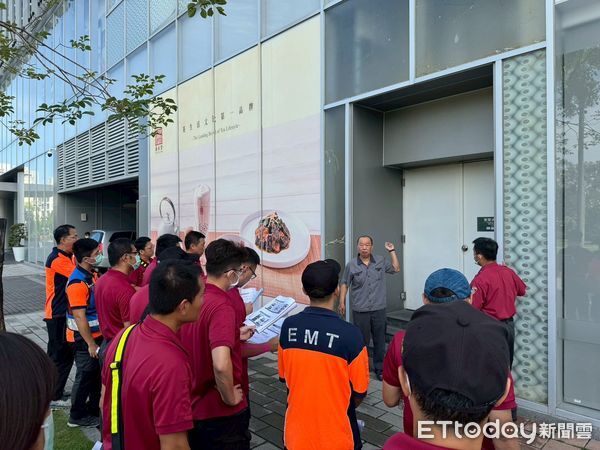 ▲台南市消防局第七大隊前往「老爺行旅」實地踏勘，模擬火災應變與人員疏散動線。（記者林東良翻攝，下同）