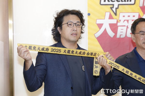 ▲▼民進黨立委邱議瑩、沈柏洋、李昆澤、黃捷、李伯毅、高雄市議員鄭孟洳、鄭光峰舉辦「高雄支援大罷免大成功！」記者會。（圖／記者湯興漢攝）