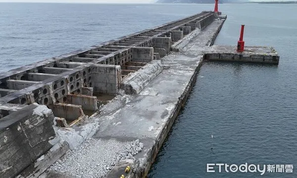 ▲堤面及胸牆損毀幾近1300公尺。（圖／花蓮港務分公司提供，下同）