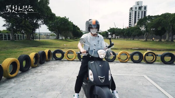 ▲夏和熙挑戰三小時考機車駕照。（圖／CBOOK）