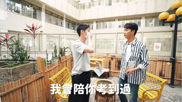 ▲夏和熙挑戰三小時考機車駕照。（圖／CBOOK）