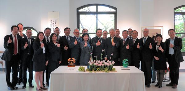 ▲陽明海運董事長蔡豐明(前排右七)與台灣港務公司董事長李賢義(前排右六)率雙方高階完成高雄港第70號貨櫃碼頭20年長約簽約。（圖／陽明提供）