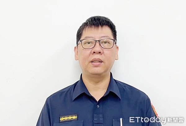 ▲桃園中壢萬能科大昨天驚傳學生毆打舍監導致右手骨折等傷勢，中福派出所 副所長羅際幹說明處理過程。（圖／記者沈繼昌翻攝）