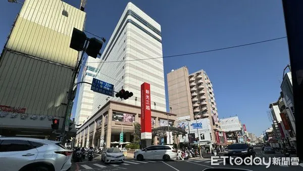 ▲▼   遠百,新光三越          。（圖／記者張雅雲攝）