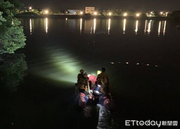 ▲消防救護人員摸黑搜尋落水男子。（圖／桃園市政府消防局提供）