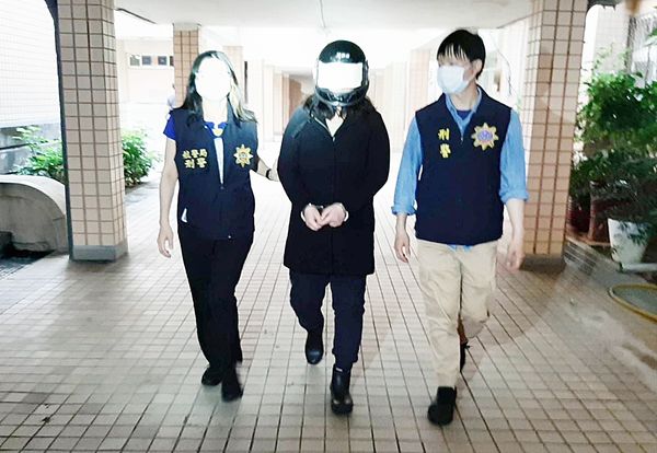 ▲加拿大籍女子今年4月間以觀光名義入境，被查獲托運行李夾藏第三級毒品K他命，航警局訊問後移送桃檢偵辦。（圖／航警局提供）