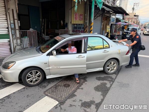 ▲內埔警分局員警幫潘男推車。（圖／記者陳崑福翻攝）