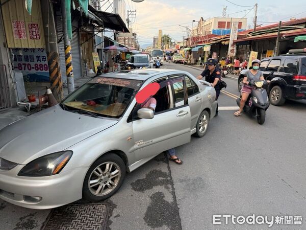 ▲內埔警分局員警幫潘男推車。（圖／記者陳崑福翻攝）