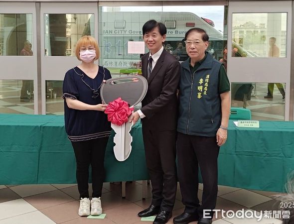 ▲毛金桂小姐捐贈一輛全新救護車，台南市長黃偉哲親自頒贈感謝狀致意。（記者林東良翻攝，下同）