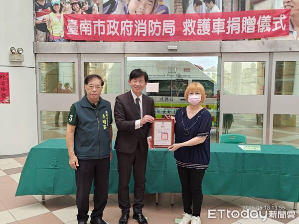 ▲毛金桂小姐捐贈一輛全新救護車，台南市長黃偉哲親自頒贈感謝狀致意。（記者林東良翻攝，下同）