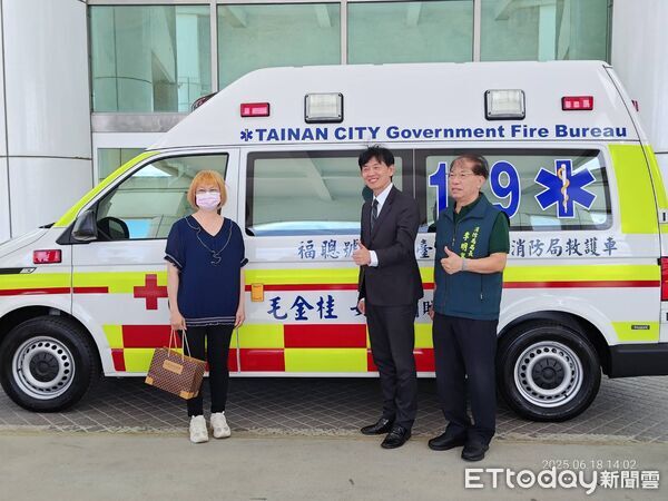 ▲毛金桂小姐捐贈一輛全新救護車，台南市長黃偉哲親自頒贈感謝狀致意。（記者林東良翻攝，下同）