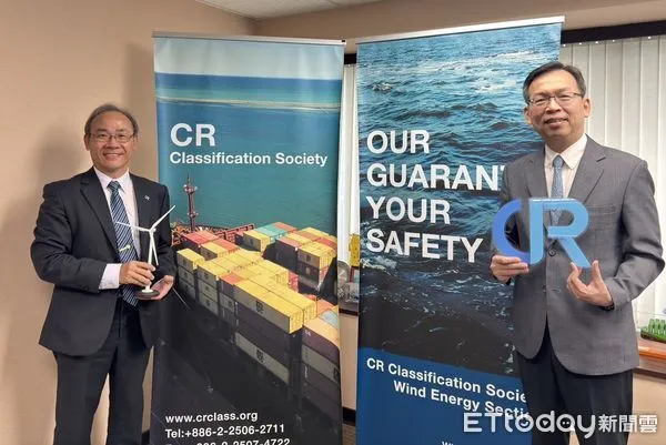 ▲驗船中心林國顯董事長(右)與鄭志文執行長(左)接受專訪時合影。（圖／記者張佩芬攝）