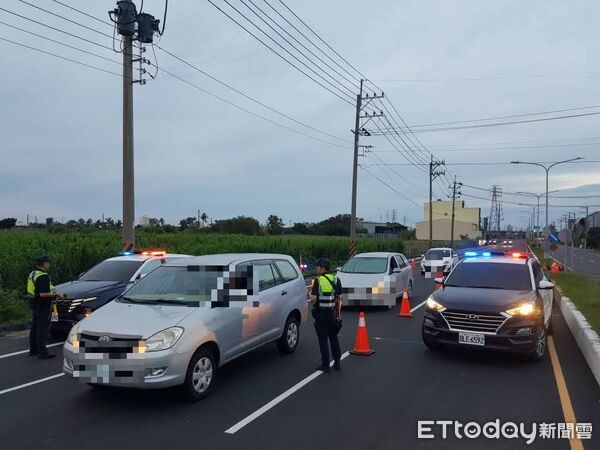 ▲學甲警結合環保與監理單位，夜間攔檢改裝車輛展開聯合稽查行動。（圖／記者林東良翻攝，下同）