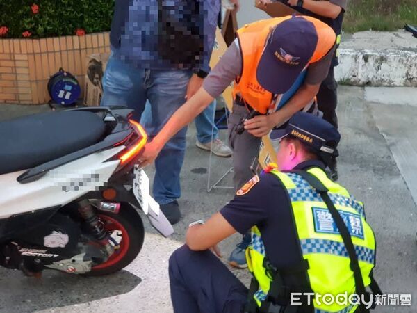 ▲學甲警結合環保與監理單位，夜間攔檢改裝車輛展開聯合稽查行動。（圖／記者林東良翻攝，下同）