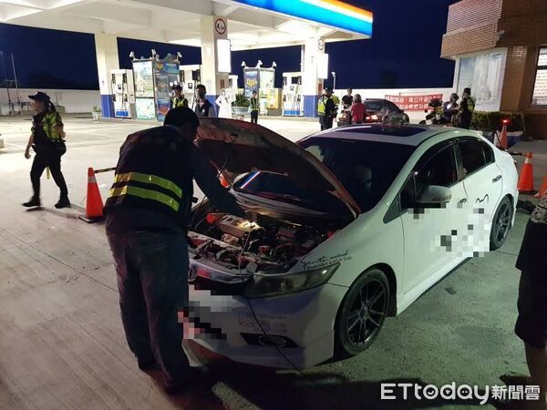 ▲學甲警結合環保與監理單位，夜間攔檢改裝車輛展開聯合稽查行動。（圖／記者林東良翻攝，下同）