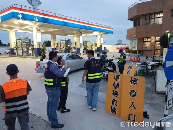 ▲學甲警結合環保與監理單位，夜間攔檢改裝車輛展開聯合稽查行動。（圖／記者林東良翻攝，下同）