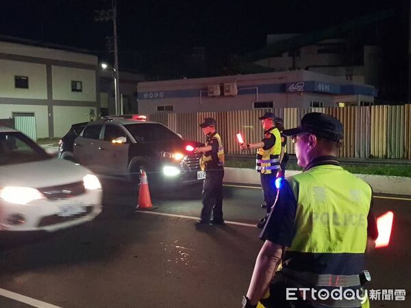 ▲學甲警結合環保與監理單位，夜間攔檢改裝車輛展開聯合稽查行動。（圖／記者林東良翻攝，下同）
