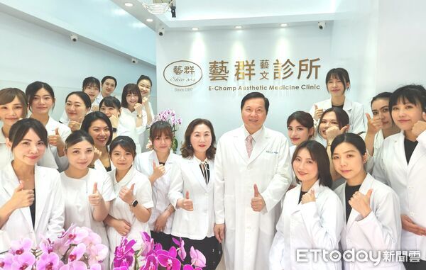 ▲藝群醫學美容集團第21家診所進駐桃園藝文特區，吸引民眾排隊諮詢。（記者林東良翻攝，下同）