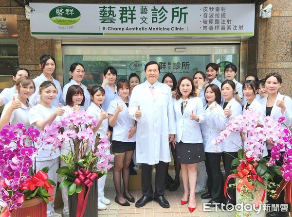 ▲藝群醫學美容集團第21家診所進駐桃園藝文特區，吸引民眾排隊諮詢。（記者林東良翻攝，下同）