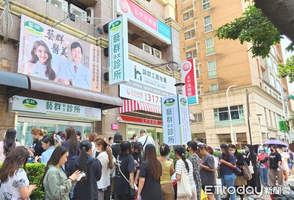▲藝群醫學美容集團第21家診所進駐桃園藝文特區，吸引民眾排隊諮詢。（記者林東良翻攝，下同）