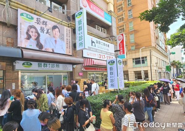 ▲藝群醫學美容集團第21家診所進駐桃園藝文特區，吸引民眾排隊諮詢。（記者林東良翻攝，下同）