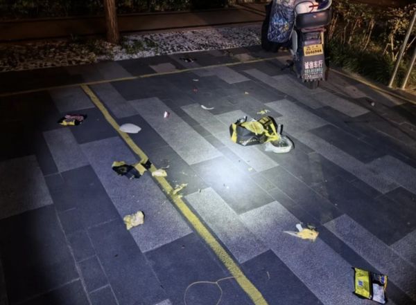 ▲▼從11樓往下丟榴槤　陸男：跟女友吵架洩憤。（圖／翻攝杭州網）