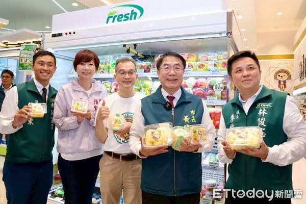 ▲台南金鑽鳳梨進軍全台7-ELEVEN，黃偉哲市長親自站台推薦在地鮮果。（記者林東良翻攝，下同）