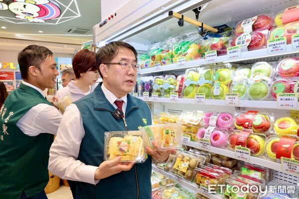 ▲台南金鑽鳳梨進軍全台7-ELEVEN，黃偉哲市長親自站台推薦在地鮮果。（記者林東良翻攝，下同）