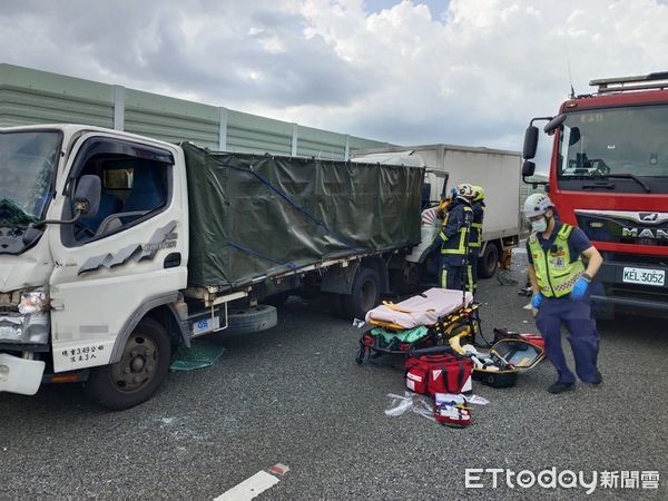 ▲▼台74線發生3車追撞意外，1人命危，2人擦傷。（圖／民眾提供，下同）