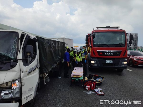 ▲▼台74線發生3車追撞意外，1人命危，2人擦傷。（圖／民眾提供，下同）