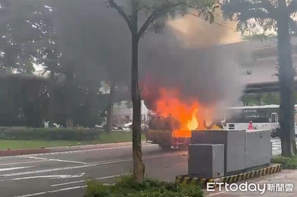 ▲北市標線工程車竄火，警消搶救中。（圖／記者黃彥傑翻攝，下同）