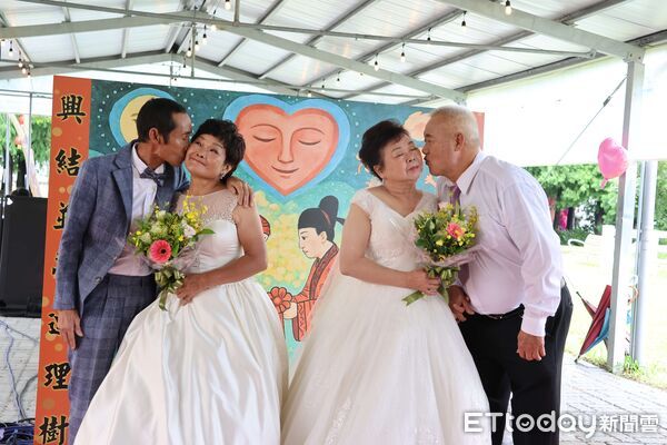 ▲雲林家扶中心為結褵近半世紀阿公阿嬤舉辦「攜手一生」婚禮，一圓兩對祖父母婚紗之夢。（圖／記者游瓊華翻攝）